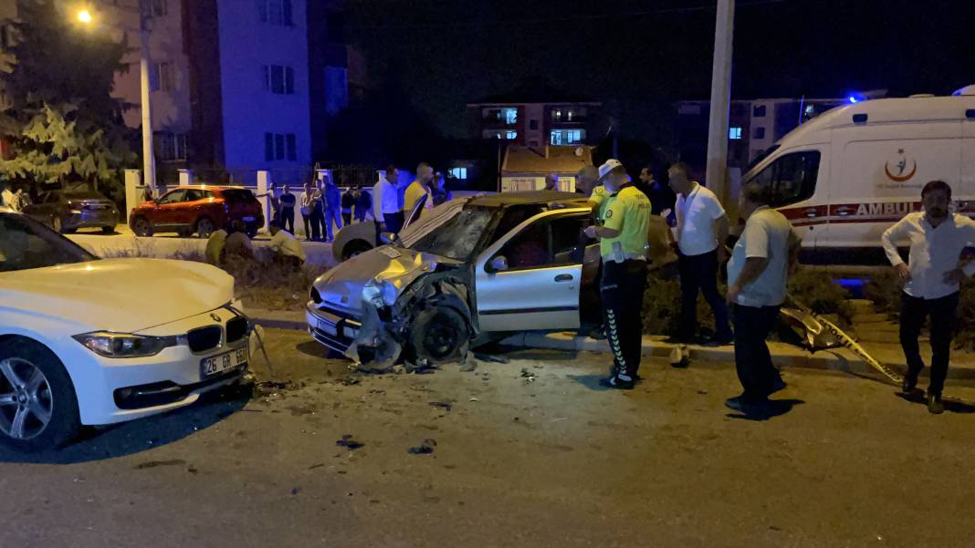 Ters yöne giren otomobil kazaya neden oldu: 1 ölü, 5 yaralı 2